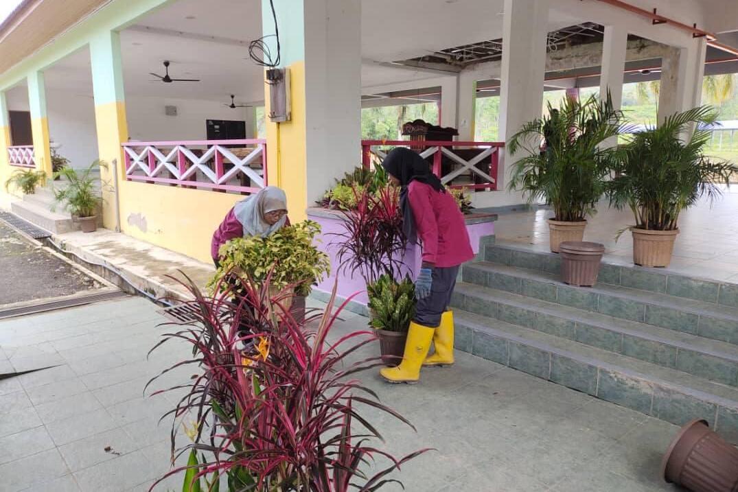 Aktiviti Gotong Royong di Masjid Kampung Sempam