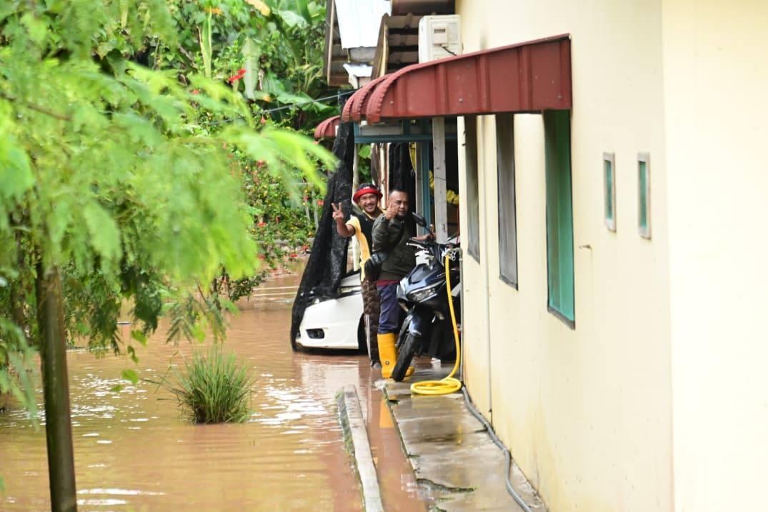 Bergotong-royong Membersihkan Rumah Encik Muhamad Supian bin Ismail 