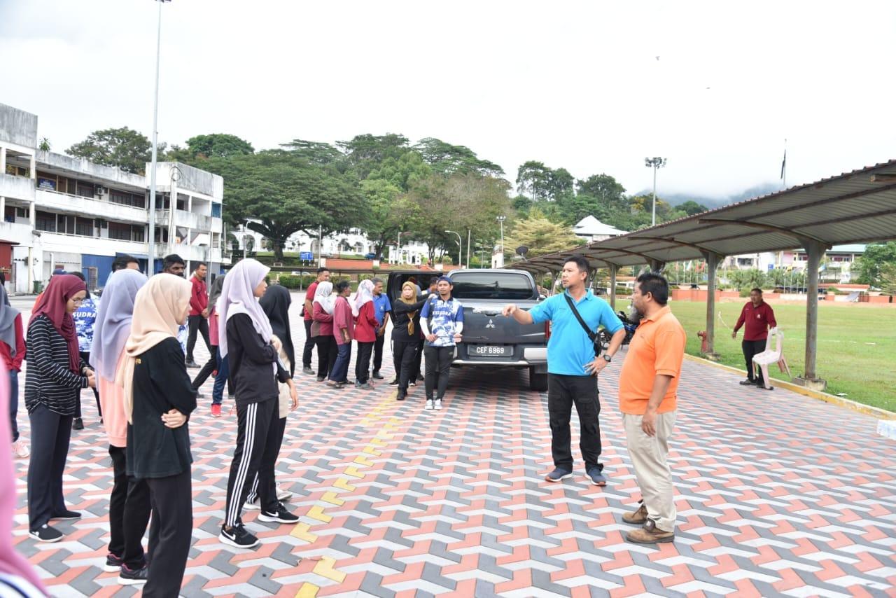 ucapan taklimat sebelum aktiviti gotong royong membersihkan kawasan dataran raub bermula