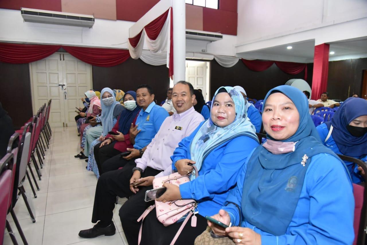 antara penjawat awam yang hadir ke majlis perjumpaan setiausaha pahang bersama penjawat awam raub