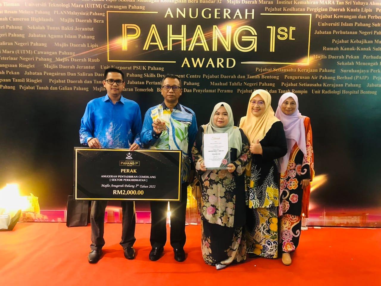 gambar bersama kakitangan Majlis Daerah Raub dan hadiah Pahang 1st bagi tempat PERAK